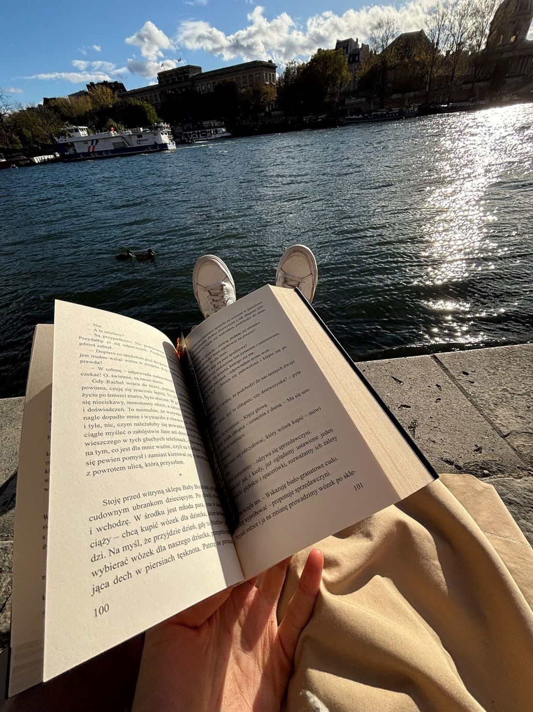 Lecture au bord de la Seine