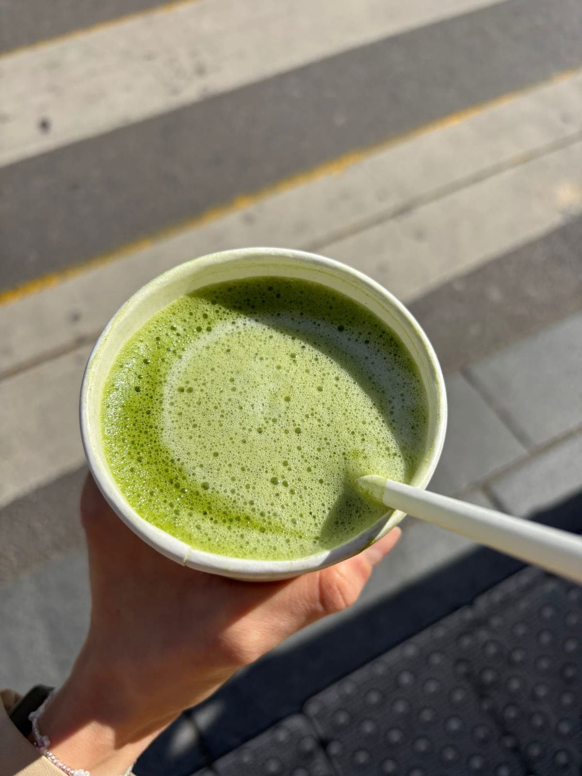 Matcha en main dans Paris