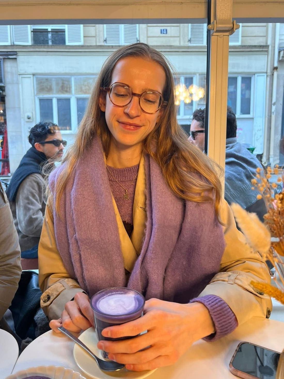 Gabriela savourant un latte