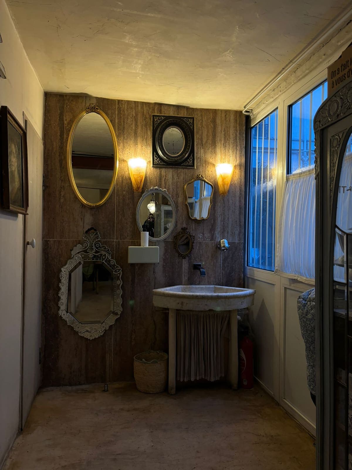 Intérieur parisien aux miroirs vintage